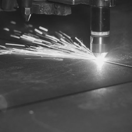 Laserschneiden von Stahl und Kunststoff